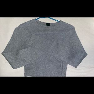 Simple cropped grey long sleeve 🤍